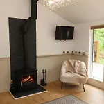 Roe Deer With Wood-fired Hot Tub - Alum House Litlebeck, Дом отдыха