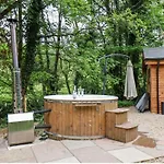 Дом отдыха Roe Deer With Wood-fired Hot Tub - Alum House Litlebeck, Уитби
