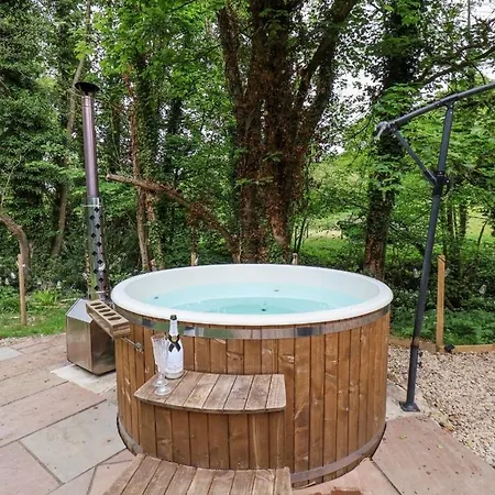 Roe Deer With Wood-fired Hot Tub - Alum House Litlebeck, Prázdninový dům *